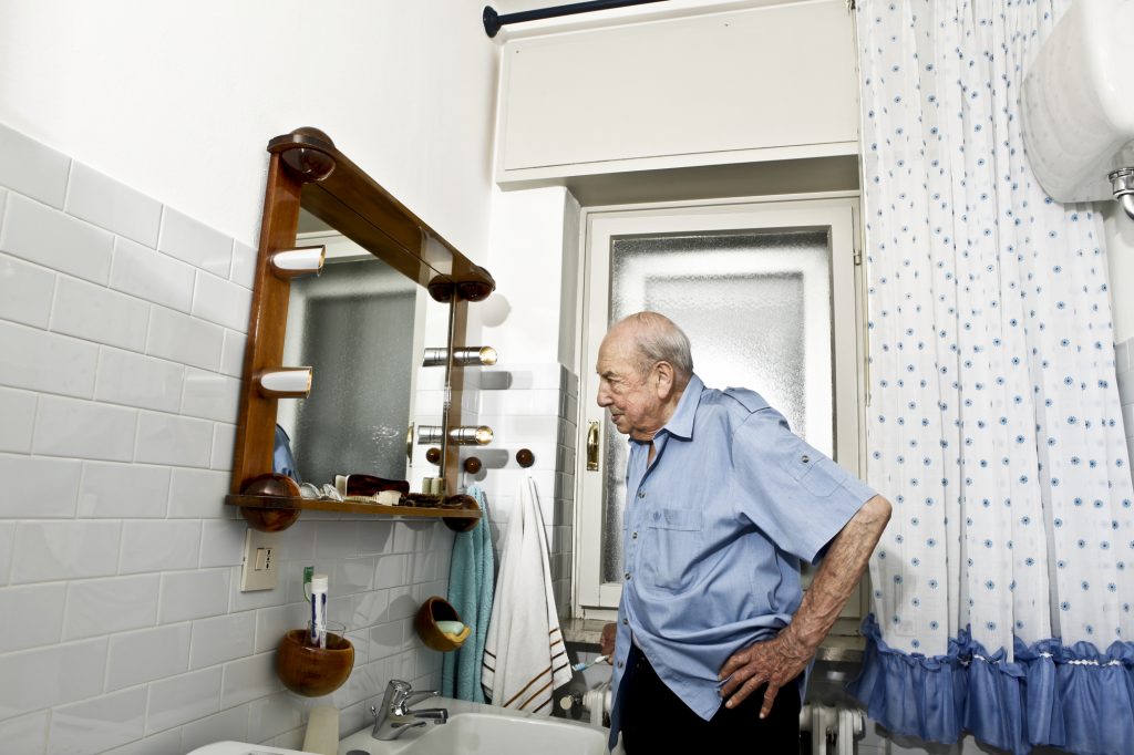 Портрет пожилого человека в ванной комнате / depositphotos.com